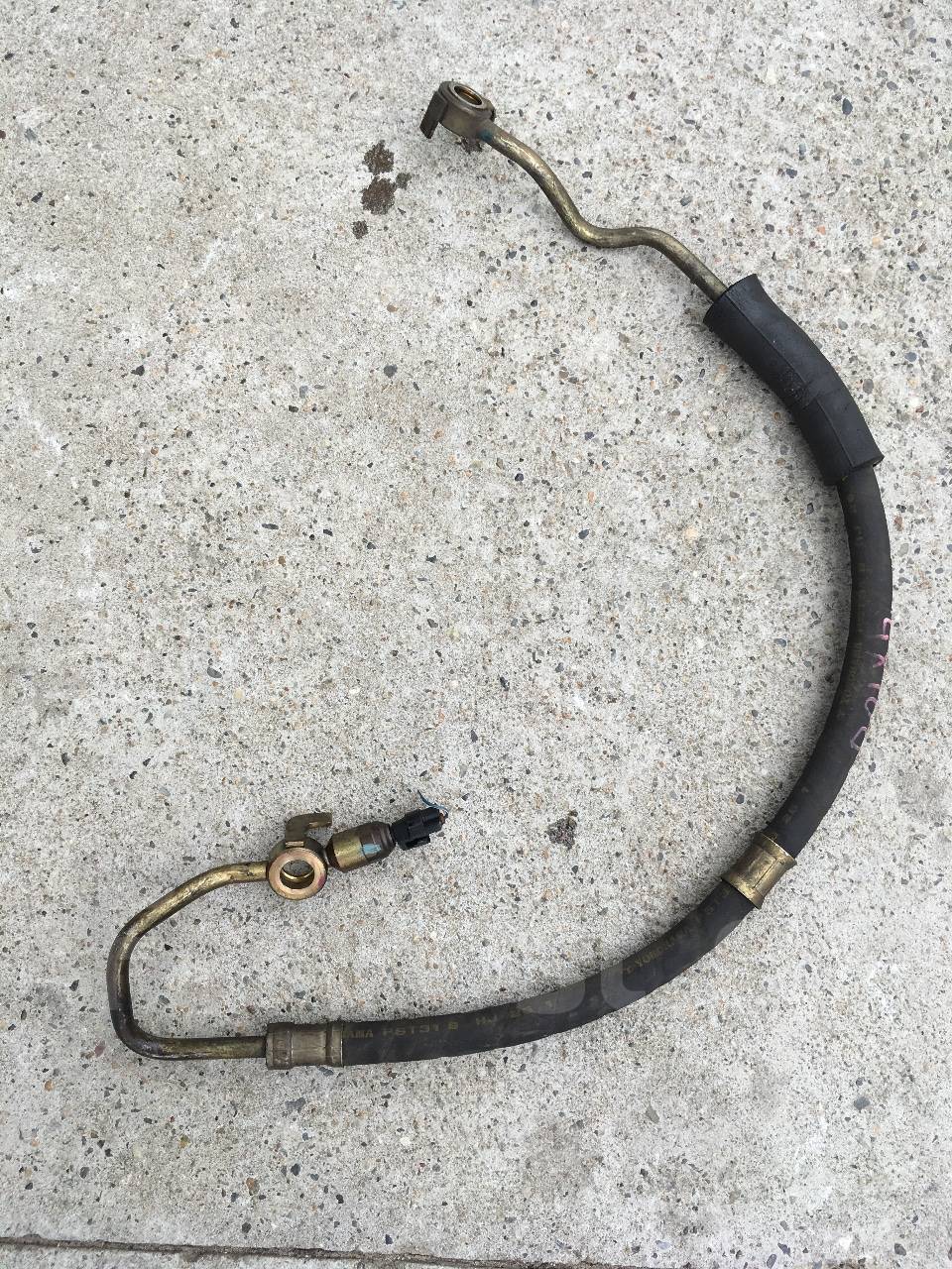 Трубка гидроусилителя руля toyota highlander u20. Шланги гур тойота. Крепление шланга гура на тойота альфард. Шланги гидроусилителя руля тойота камри sv41-0065594. Шланги гур тойота.