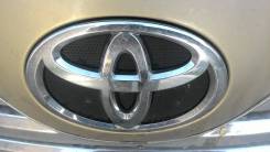 Эмблема решетки. Toyota Camry, AHV40, GSV40, ACV45, ACV40 Двигатели: 2AZFXE, 2AZFE, 2GRFE