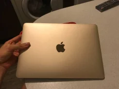 Apple MacBook. 12", ��� 256 �� � ������, ���� 256���, WiFi, Bluetooth, ����������� �� 10��. ����