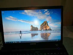 Samsung 300V5A. 15.6", 2 200����, ��� 2048 ��, ���� 320���, WiFi: 1, Bluetooth: 1, ����������� �� 3��. ����