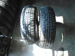 Kumho I'Zen KW22. Зимние, шипованные, износ: 10%, 2 шт