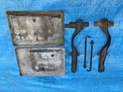 Крепление аккумулятора. Toyota Land Cruiser, KDJ90, KDJ95, KZJ90, KZJ95, LJ90, LJ95 Toyota Land Cruiser Prado, KDJ90, KDJ90W, KDJ95, KDJ95W, KZJ90, KZ...