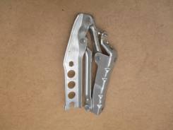 Крепление капота. Skoda Fabia, 542, 545, 572, 582 Skoda Roomster, 5J7 Двигатели: AXR, BBM, BLS, BME, BMS, BNM, BNV, BSW, BTS, BXW, BZG, BUD