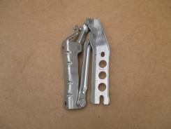 Крепление капота. Skoda Roomster, 5J7 Skoda Fabia, 542, 545, 572, 582 Двигатели: AXR, BLS, BME, BMS, BNM, BNV, BSW, BTS, BUD, BXW, BZG, BBM