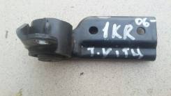 Подушка двигателя. Toyota Vitz Двигатель 1KRFE