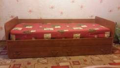 Кровати односпальные.