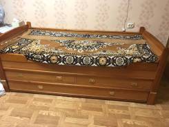 Кровати односпальные.