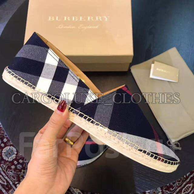 Burberry. Unisex. CN 38 43. 17060512 37 38 39 40 41 42 6 243