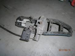Крепление ручки двери. Ford Focus