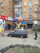 Сдам часть магазина под промышленные товары, 15 м. 15 кв. м., улица Адмирала Юмашева 2, р-н Баляева. Дом снаружи