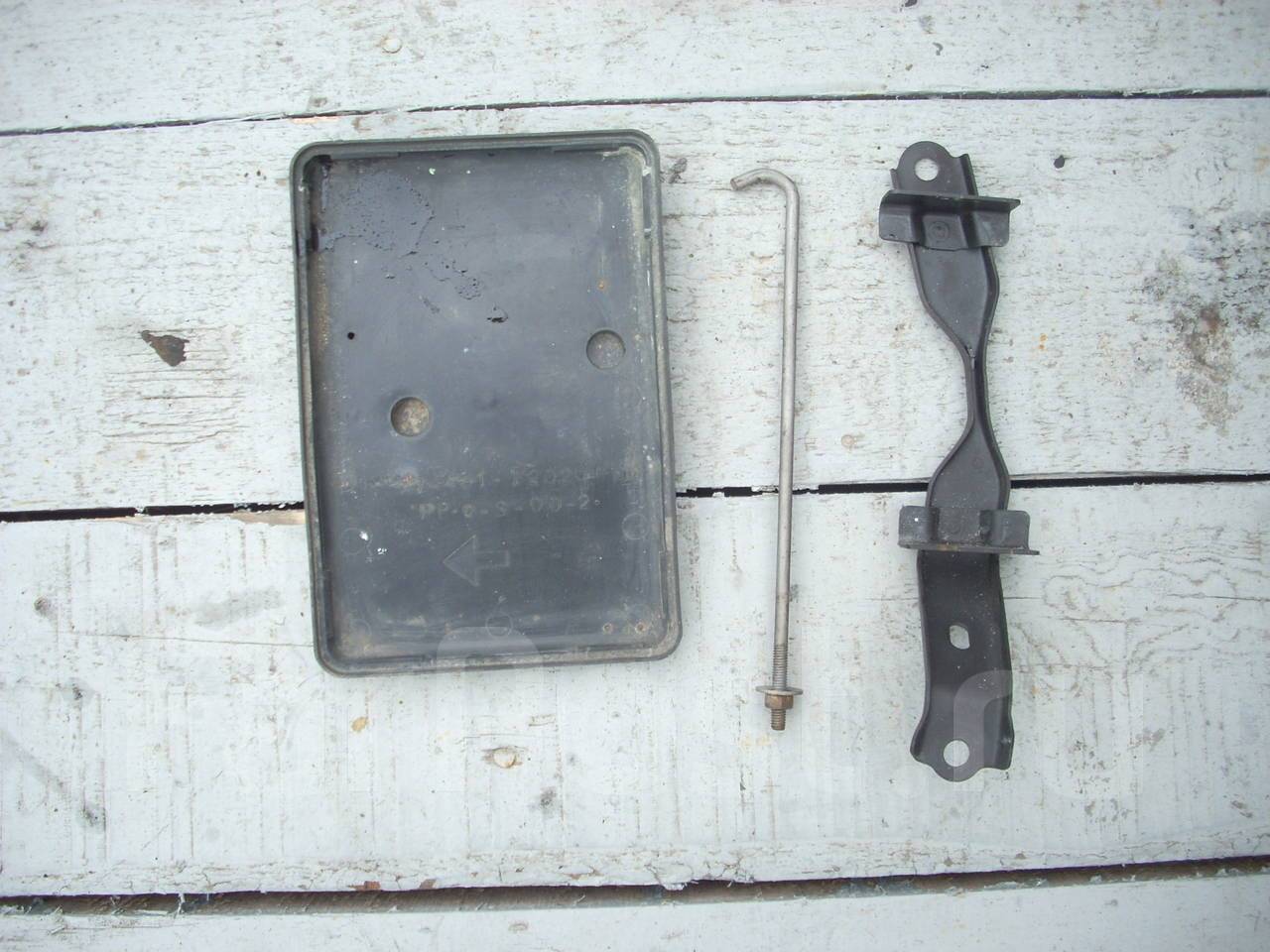 Акб тойота isis. Крепление аккумулятора тойота чайзер 90. Крепление акб тойота. Крепление аккумулятора т 25. Крепление аккумулятора тойота аллион 260.