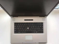 Roverbook Partner W500L. 15.4", 1,5����, ��� 256 �� � ������, ���� 40���, WiFi: 1, Bluetooth: 1, ����������� �� 3��. ����