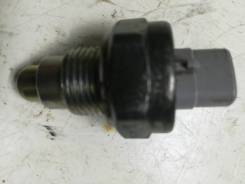 Концевик под педаль тормоза. Toyota: Corona, Platz, Lite Ace, Regius Ace, Aurion, Avensis, Sprinter Trueno, Corolla, Yaris Verso, MR-S, Tercel, Probox...
