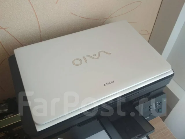 Sony VAIO SVE151D11V. 15.5", 2,4����, ��� 4 ��, ���� 500���, WiFi: 1, Bluetooth: 1, ����������� �� 3��. ����