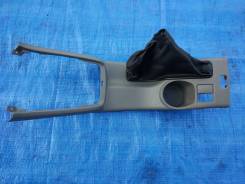 Кожух ручки ручника. Subaru Forester, SG, SG5, SG9 Двигатели: EJ20, EJ201, EJ202, EJ203, EJ204, EJ205, EJ25, EJ255