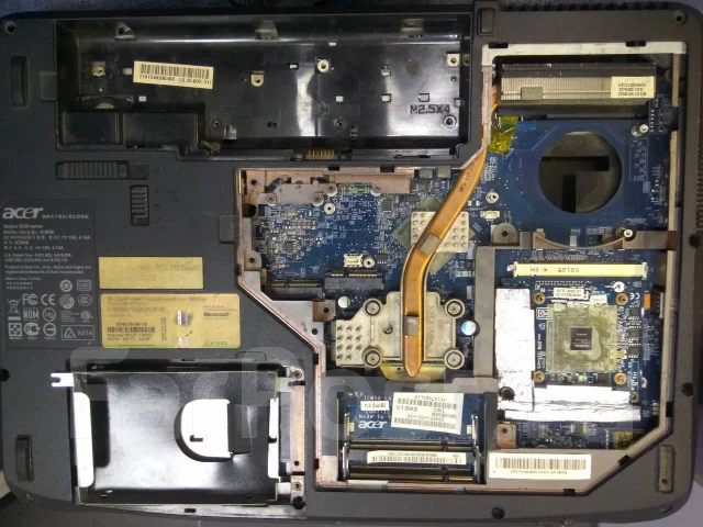Acer Aspire 5520. 15.6", 2����, ��� 256 �� � ������, ���� 1���, WiFi: 1, ����������� �� 1��. ����