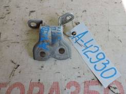 Петля двери передней правой нижняя Toyota Vitz (SCP10)