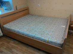 Кровати.