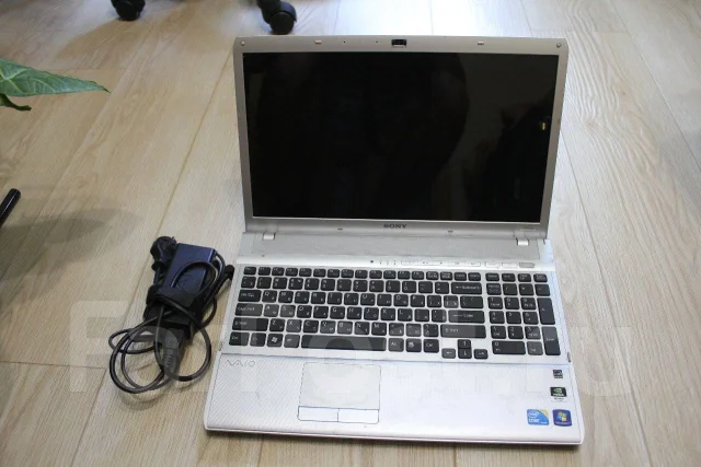 Sony VAIO. 16.4", 2,4����, ��� 4 ��, ���� 320���, WiFi: 1, Bluetooth: 1, ����������� �� 1��. ����