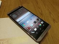 HTC One E9+. �/�