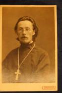Кабинетный портрет священника в рясе с наперсным крестом. Вятка, 1900. Оригинал