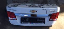Накладка крышки багажника. Chevrolet Cruze, J300, J305, J308 Двигатели: A14NET, A14XERLDD, A17DTE, F16D3, F16D4, F18D4, LUD, LUJ, Z18XER, Z20D1, Z20DM...
