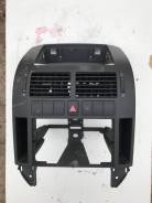 Консоль центральная. Volkswagen Polo, 9N, 9N3 Двигатели: AMF, ASY, ASZ, ATD, AUA, AWY, AXR, AXU, AZQ, BAY, BBM, BBU, BBY, BBZ, BJX, BKY, BLT, BMD, BME...