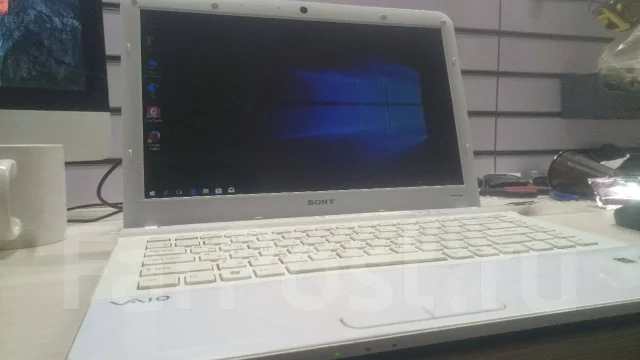Sony VAIO VPC-EA4M1R. 14.1", 2,1����, ��� 4 ��, ���� 250���, WiFi: 1, Bluetooth: 1, ����������� �� 1��. ����
