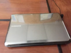 Samsung R525. 15.6", 2,2����, ��� 4 ��, ���� 80���, WiFi: 1, Bluetooth: 1, ����������� �� 3��. ����