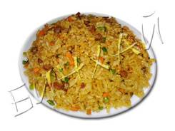 Рис жареный с говядиной и стрелками чеснока
