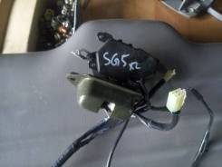 Замок багажника. Subaru Forester, SG5, SG9, SG9L Двигатели: EJ202, EJ203, EJ205, EJ255