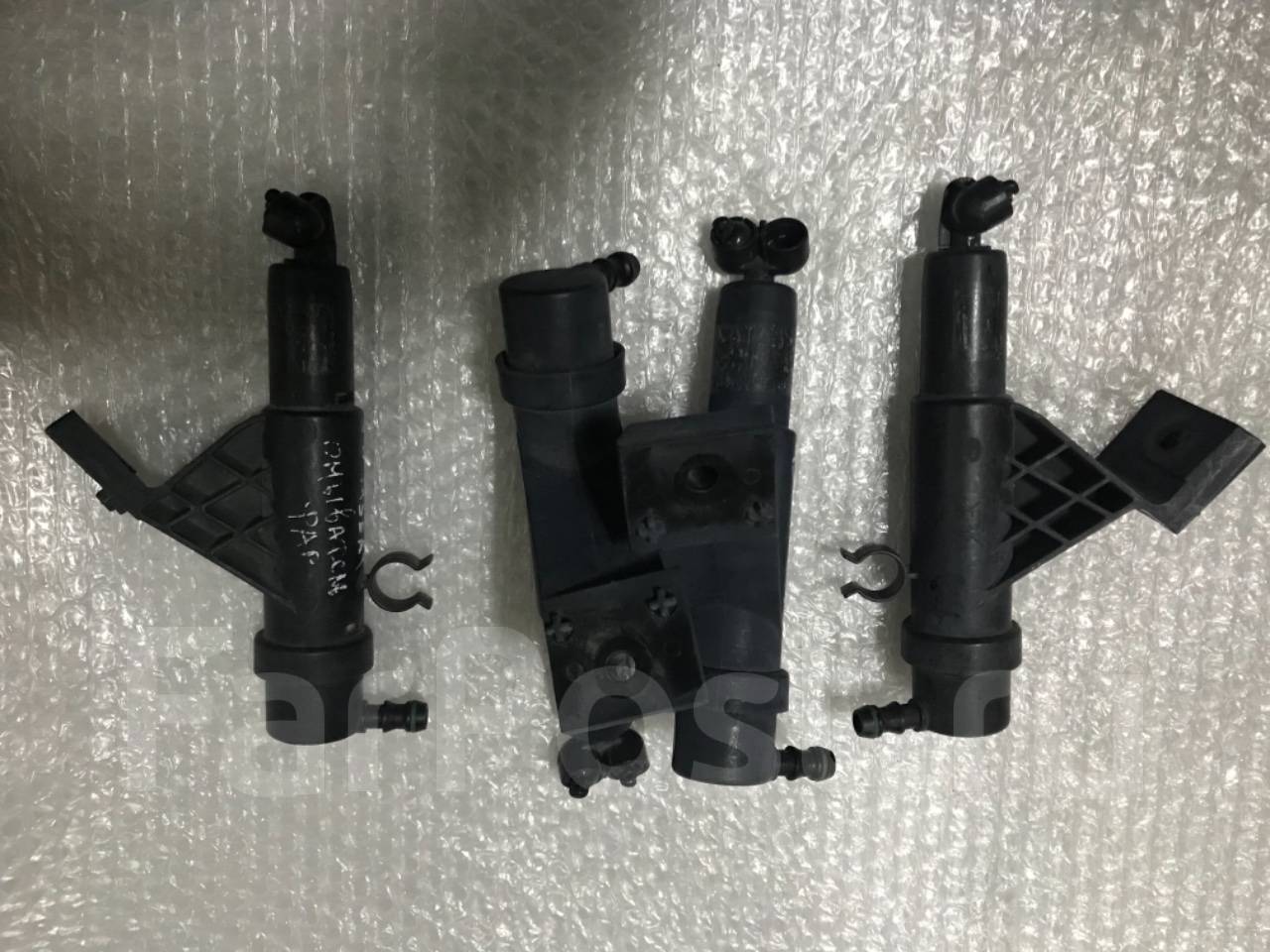 Фольксваген пассат омыватель фар. Форсунка омывателя фар офс-12п. Кронштейн форсунки омывателя фары vw passat b5. Форсунка омывателя фар офс-12п. Фольксваген пассат омыватель фар.