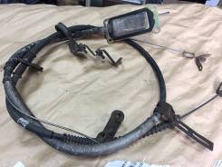 Тросик ручного тормоза. Toyota Land Cruiser, FJ80, FJ80G, HDJ80, HDJ81, HDJ81V, HZJ80 Двигатели: 1HDFT, 1HDT, 1HZ, 3F, 3FE
