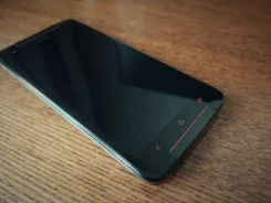 HTC One M7. �/�