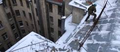 Уборка снега с крыши.
