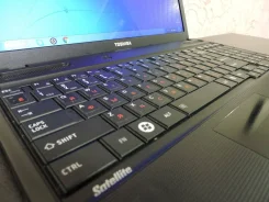 Toshiba. 15.6", 2,9����, ��� 4 ��, ���� 640���, WiFi, Bluetooth, ����������� �� 2��.