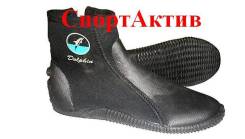 Боты и тапки.