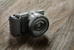 Sony Alpha ILCE-5000 Kit. 20 � ����� ��, ���: 10� ����