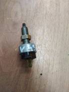 Концевик под педаль тормоза. Mitsubishi Pajero, V45W Двигатель 6G74