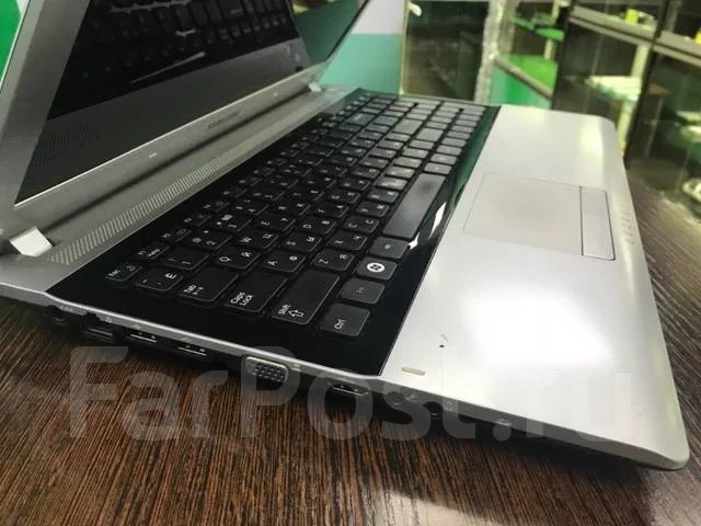 Samsung RV513. 15.6", 1,7����, ��� 2048 ��, ���� 320���, WiFi: 1, Bluetooth: 1, ����������� �� 3��. ����