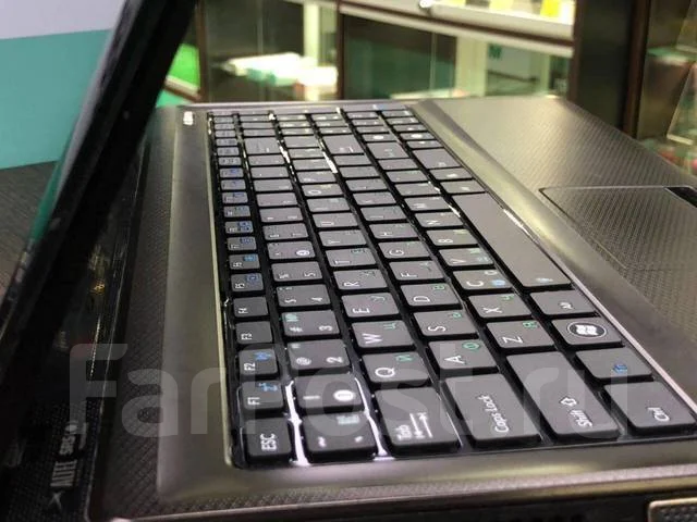 Samsung RV513. 15.6", 1,7����, ��� 2048 ��, ���� 320���, WiFi: 1, Bluetooth: 1, ����������� �� 3��. ����