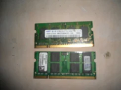 SO-DIMM DDR2.