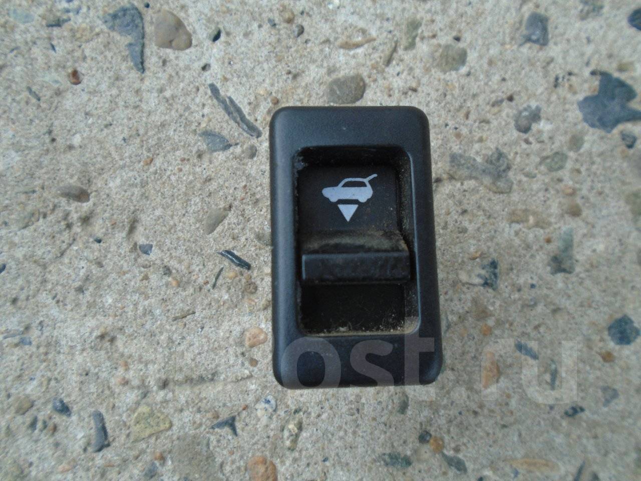 Кнопка двери задка 2114. Кнопка открывания задней. Кнопка багажника рено меган 2. Кнопка багажника 6240399. Кнопка открытия форточки н gl 166.