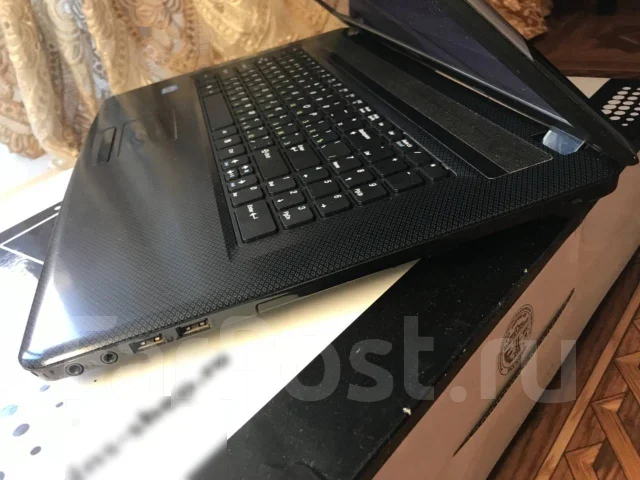 DNS Home 0164785. 17.3", 2,5����, ��� 8 ��, ���� 1 000���, WiFi: 1, Bluetooth: 1, ����������� �� 2��. ����