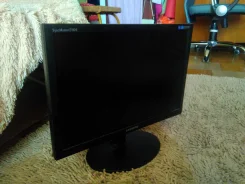 Samsung. 19", ���������� �� (LCD)