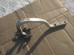 Крепление крышки багажника. Toyota Chaser, GX100, GX105, JZX100, JZX101, JZX105, LX100, SX100 Двигатели: 1GFE, 1JZGE, 1JZGTE, 2JZGE, 2LTE, 4SFE