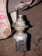 Концевик под педаль тормоза. Toyota: Corona, Lite Ace, Platz, Ipsum, Avensis, Sprinter Trueno, Corolla, Tercel, Probox, Yaris Verso, MR-S, Raum, Vista...