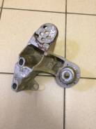 Кронштейн опоры двигателя. Audi A4, 8E2, 8E5, B7 Audi S4, 8E2, 8E5 Двигатели: AKE, ALT, ALZ, AMB, AMM, ASN, AVB, AVF, AVJ, AVK, AWA, AWX, AYM, BAU, BB...