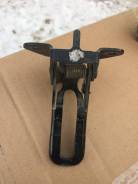 Замок капота. Toyota Land Cruiser, GRJ200, URJ200, URJ202, URJ202W, UZJ200, UZJ200W, VDJ200 Двигатели: 1GRFE, 1URFE, 1VDFTV, 2UZFE, 3URFE