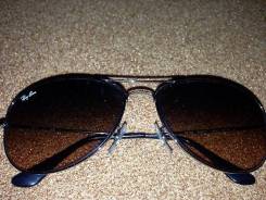 Очки Ray-Ban.
